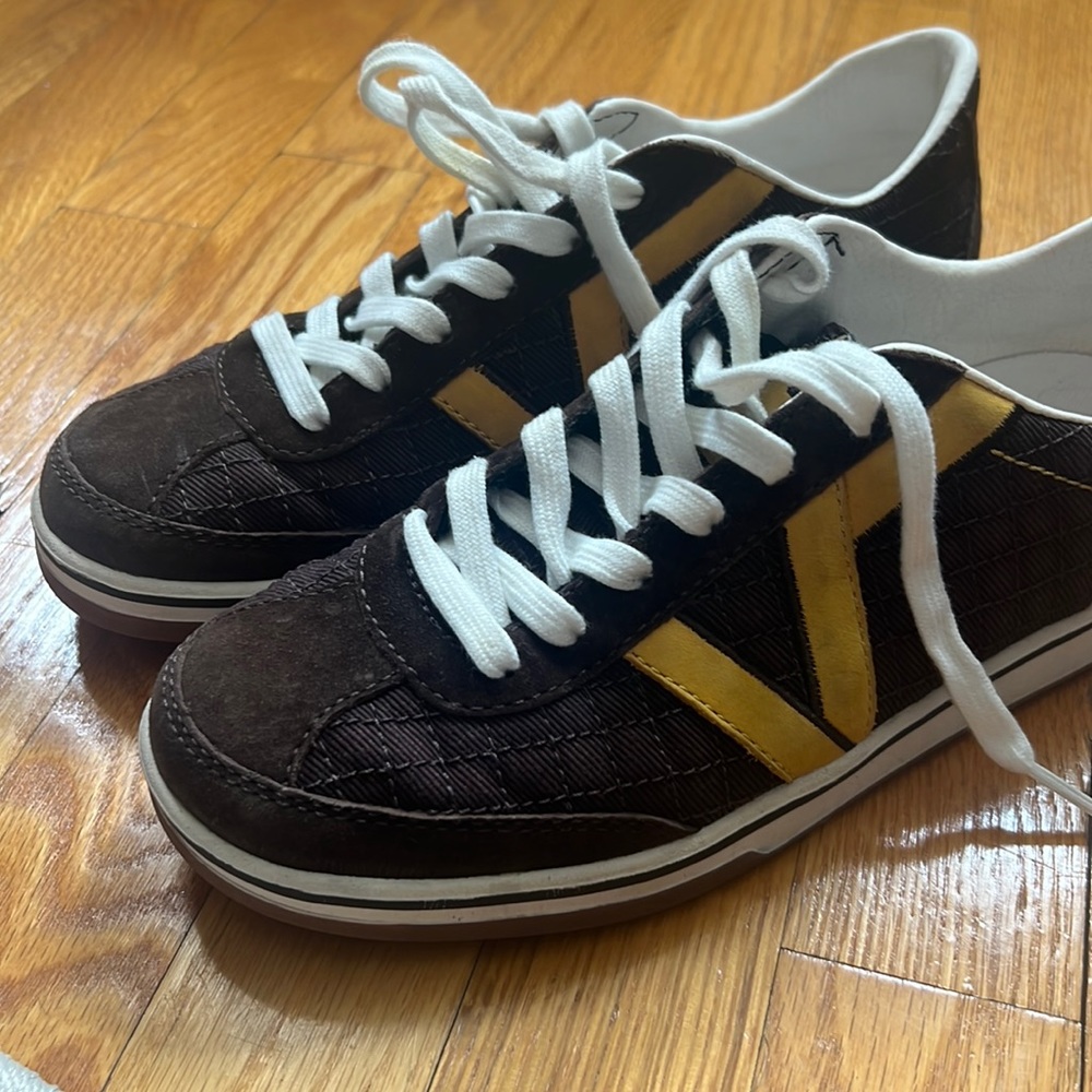 Women’s SZ 8  vintage brown Vans sneakers! Perfect tennis shoes for comfort.